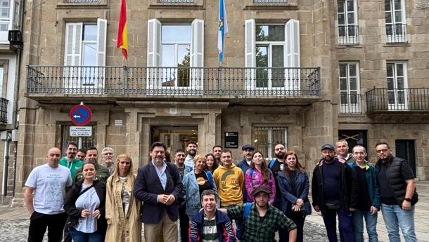 Los participantes del programa Escolas Abertas visitan la sede de la Secretaría Xeral da Emigración para conocer de buena tinta el trabajo que se realiza desde esta institución para apoyar a los gallegos del exterior.