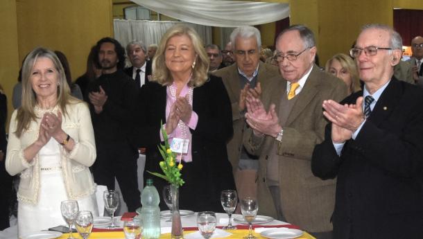 La delegada de la Xunta en Uruguay reafirma en el Xantar de Irmandade y entrega del Premio Castelao 2024 el compromiso con las iniciativas que fortalecen los vínculos con los gallegos del exterior