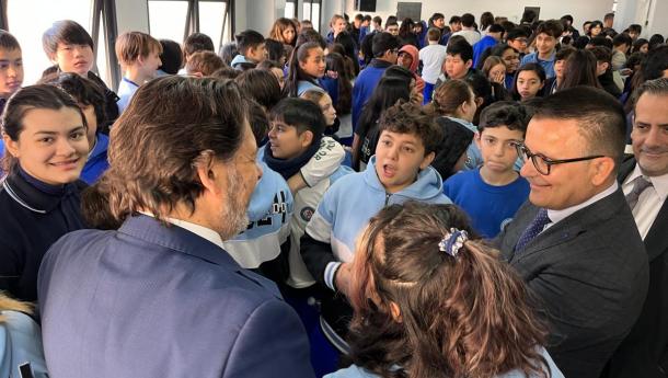José González destaca el Colegio Santiago Apóstol como ejemplo de la continuidad y promoción de la cultura gallega a través de la educación