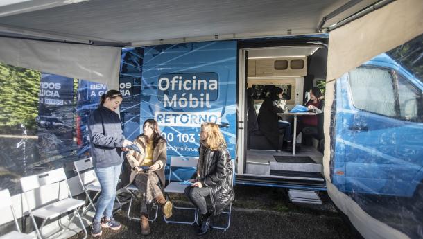 La Oficina móvil de retorno de la Xunta lleva visitado 76 ayuntamientos con el foco puesto en el asesoramiento a los gallegos del exterior que vuelven a nuestro rural
