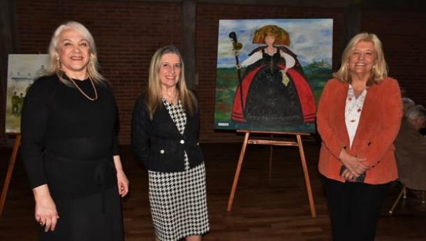 La delegada de la Xunta en Uruguay visita la exposición “Lenzos e Pinceladas” en el Centro Gallego de Montevideo, destacando el vínculo cultural entre Galicia y Uruguay