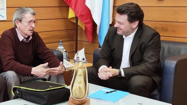 Miranda mantiene una reunión de trabajo con el responsable de la Asociación de Emigrantes Retornados do Ulla-Umia (AERU) para planificar la coloboración de cara a los próximos meses