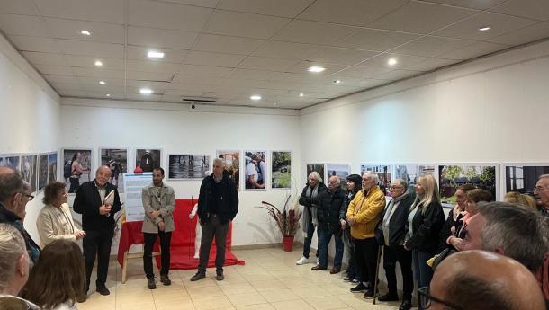 O delegado da Xunta en Bos Aires inaugura en Villa Gesell unha mostra que recolle con fondura poética o espírito de acollida do Camiño de Santiago
