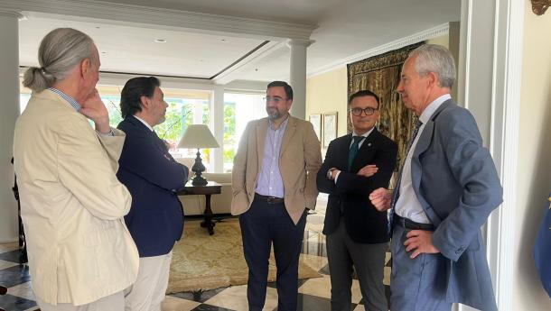 José González inicia a axenda da súa primeira viaxe institucional a Venezuela cun encontro de traballo co embaixador de España no país