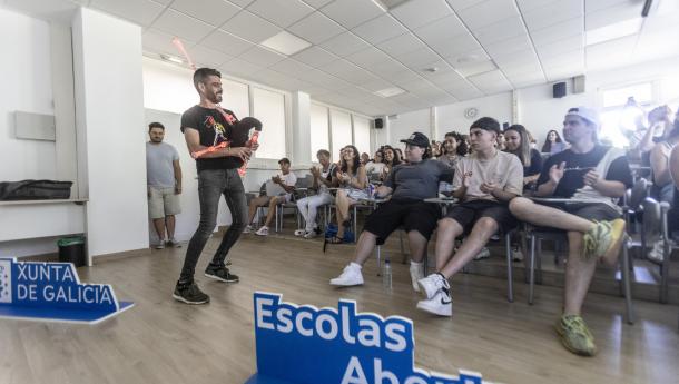 Emigración publica o listado definitivo das 50 persoas admitidas no programa Escolas Abertas 2026