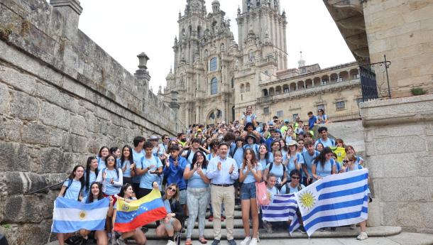 La Xunta pone en valor el Camino de Santiago como símbolo del vínculo de la juventud gallega del exterior con su tierra de origen.