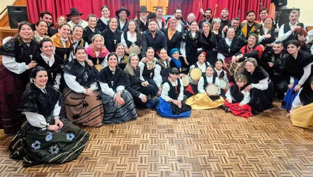 Agrupaciones folclóricas de centros gallegos de Montevideo, durante los festejos del Día de Galicia.