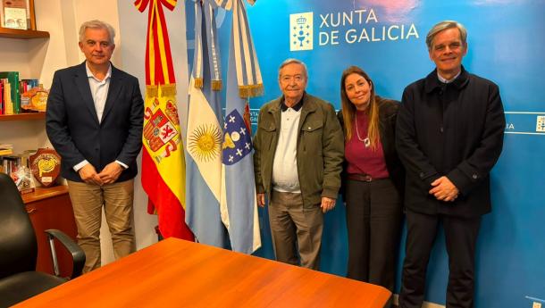 Alejandro López Dobarro, delegado de la Xunta en Argentina, con representantes de la empresa Cinco Hispanos, durante el encuentro de trabajo celebrado en Buenos Aires.