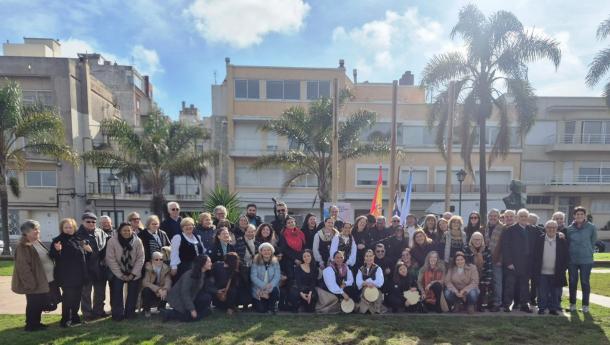 Representantes institucionais e da colectividade galega, durante os actos do Día de Galicia na Praza Galicia de Montevideo.