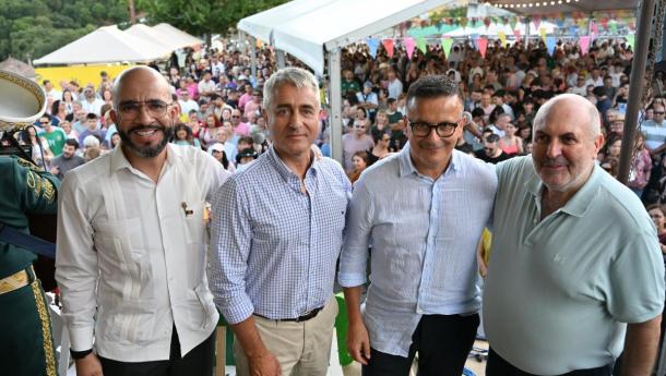 José González asiste a la Fiesta Mexicana de Avión.
