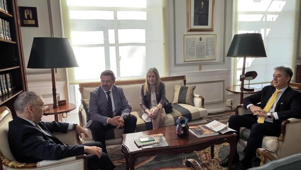 Miranda apuesta por la colaboración con la Embajada de España en Uruguay para responder mejor a las necesidades de la colectividad gallega en el país.